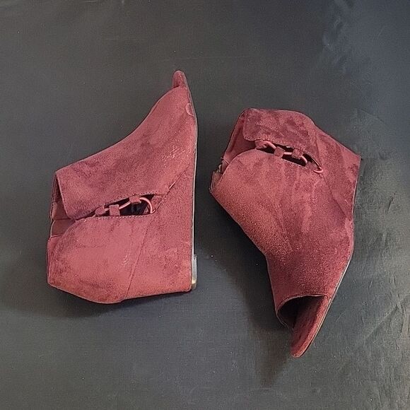 JOURNEE COLLECTION CUT-OUT OPEN TOE WOMEN'S WEDGE HEELS SHOES - Picture 9 of 16